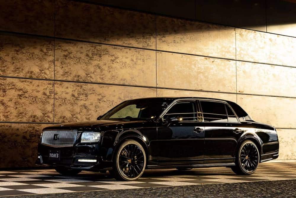 Βελτιωμένο Toyota Century «πατάει» σαν αυτοκράτορας (+video)