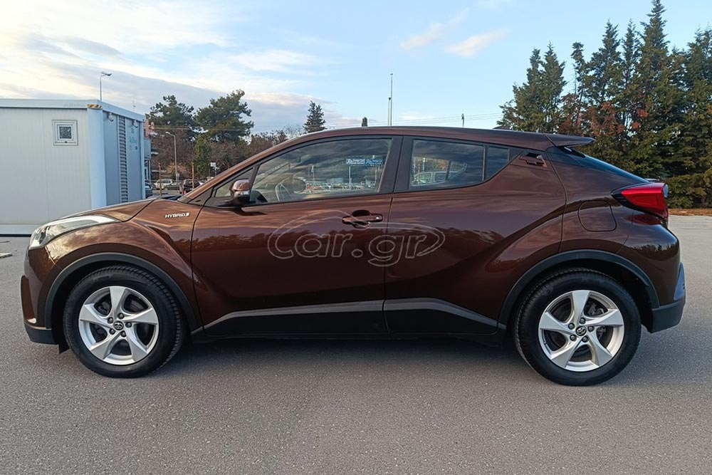 https://autogreeknews.gr/wp-content/uploads/2026/02/Toyota-C-HR-Hybrid-2018-2.jpg