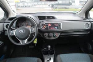 Toyota-Yaris-2012-5