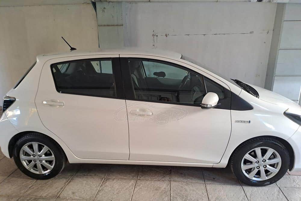 https://autogreeknews.gr/wp-content/uploads/2026/02/Toyota-Yaris-Hybrid-2012-5.jpg
