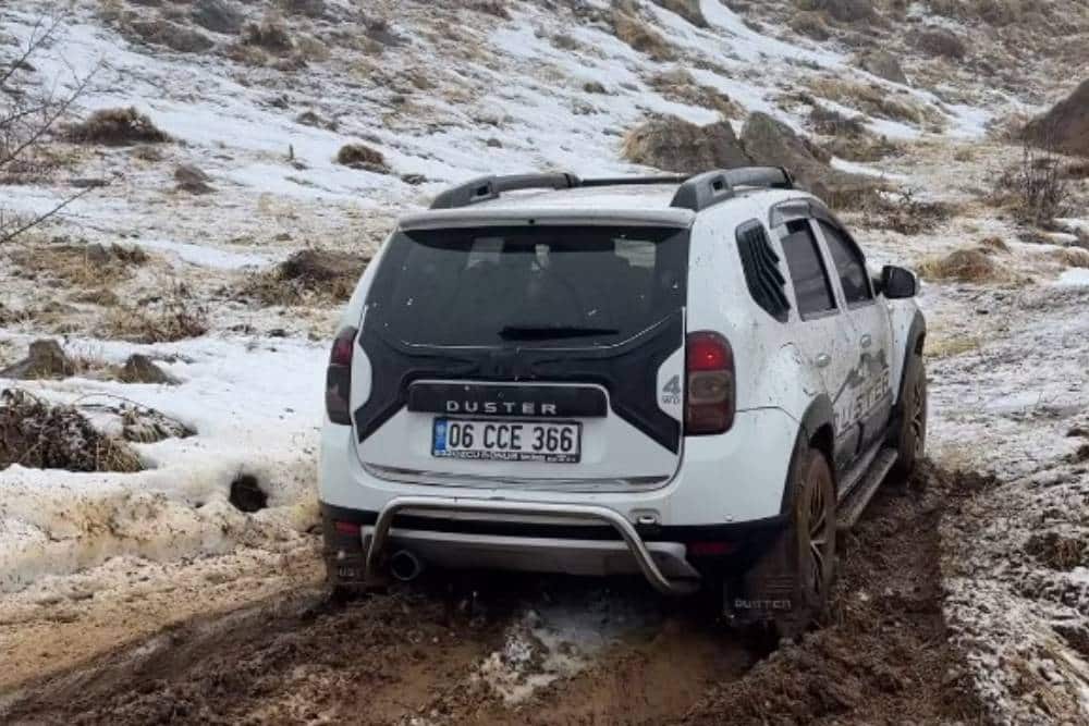https://autogreeknews.gr/wp-content/uploads/2026/02/duster-niva-terrano-04.jpg