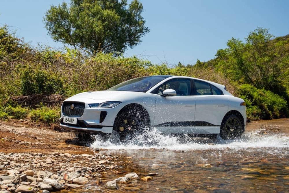 Η Jaguar επενδύει στα ηλεκτρικά, αλλά κάνει ανάκληση για φωτιές