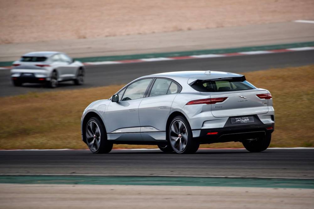 https://autogreeknews.gr/wp-content/uploads/2026/02/jaguar-i-pace.jpg