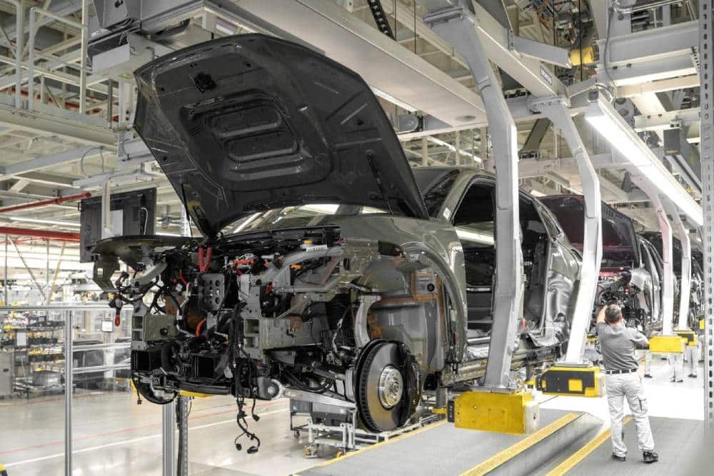 https://autogreeknews.gr/wp-content/uploads/2026/02/porsche-cayenne-electric-assembly-line-03.jpg