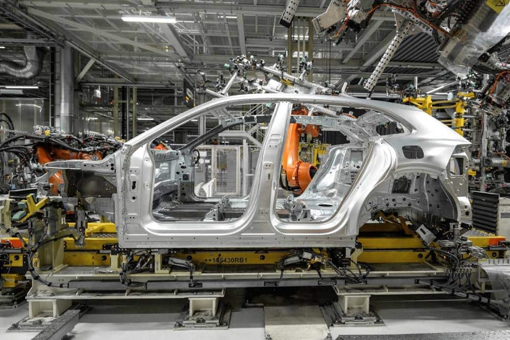 https://autogreeknews.gr/wp-content/uploads/2026/02/porsche-cayenne-electric-assembly-line.jpg