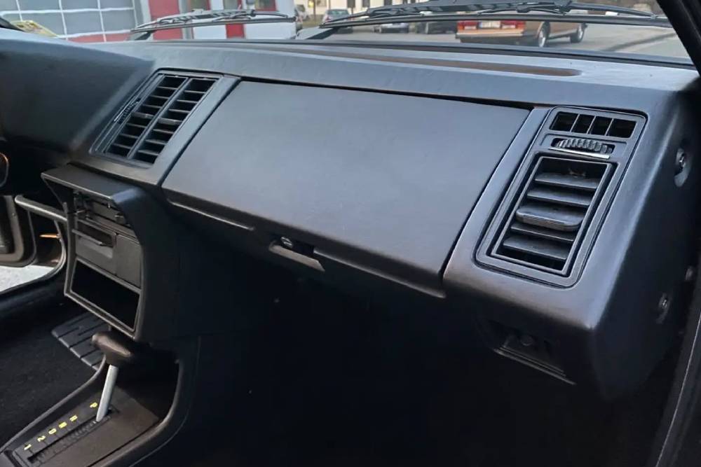 https://autogreeknews.gr/wp-content/uploads/2026/03/1987-vw-scirocco-for-sale-5.jpg