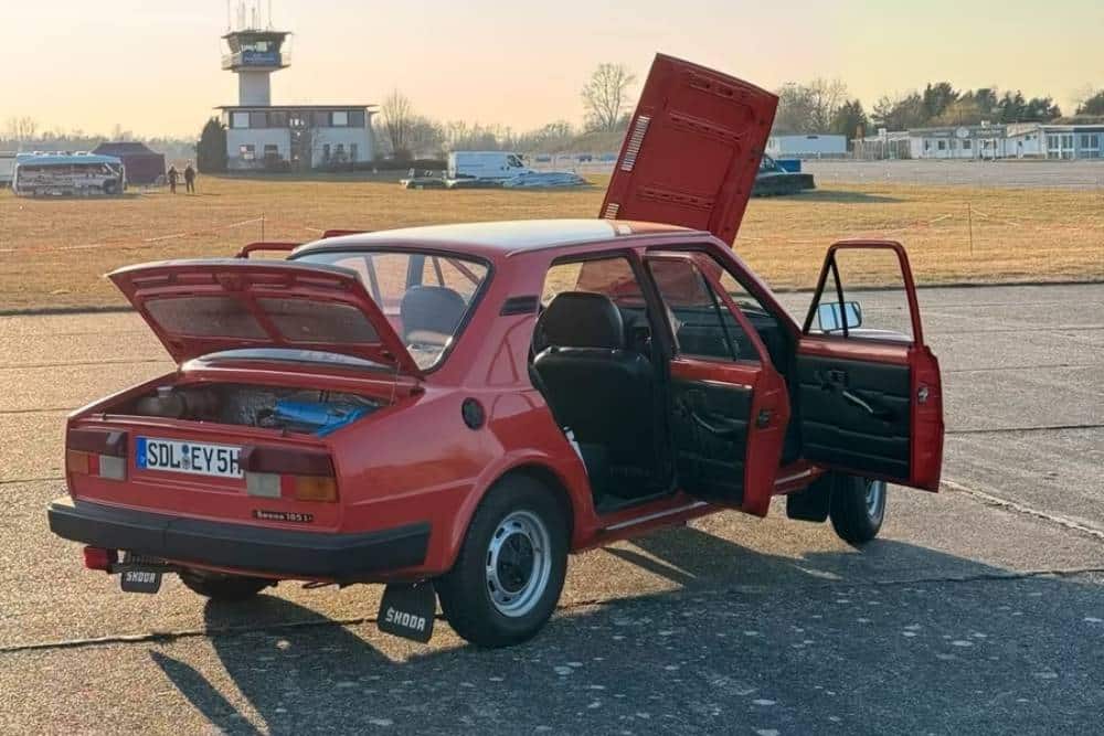 https://autogreeknews.gr/wp-content/uploads/2026/03/1988-skoda-target-for-sale-7.jpg