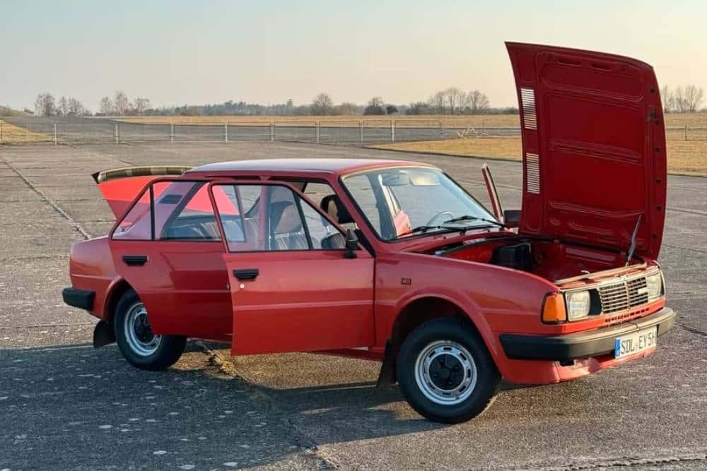 https://autogreeknews.gr/wp-content/uploads/2026/03/1988-skoda-target-for-sale-8.jpg