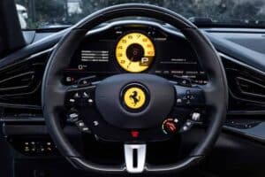 Η Ferrari προτιμά τα φυσικά κουμπιά παρά το έξτρα κόστος