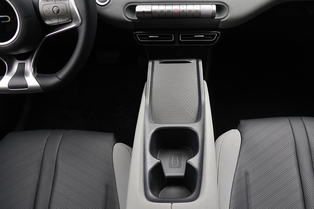 https://autogreeknews.gr/wp-content/uploads/2026/03/BYD-Dolphin-Surf-interior-4.jpg