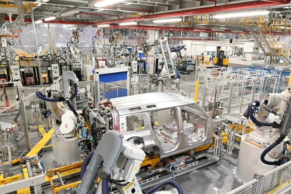 https://autogreeknews.gr/wp-content/uploads/2026/03/JLR-Nitra-plant-Slovakia-00003-2048x1366-1.jpg