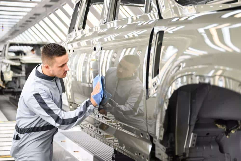 https://autogreeknews.gr/wp-content/uploads/2026/03/JLR-Nitra-plant-Slovakia-00005-2048x1366-1.jpg