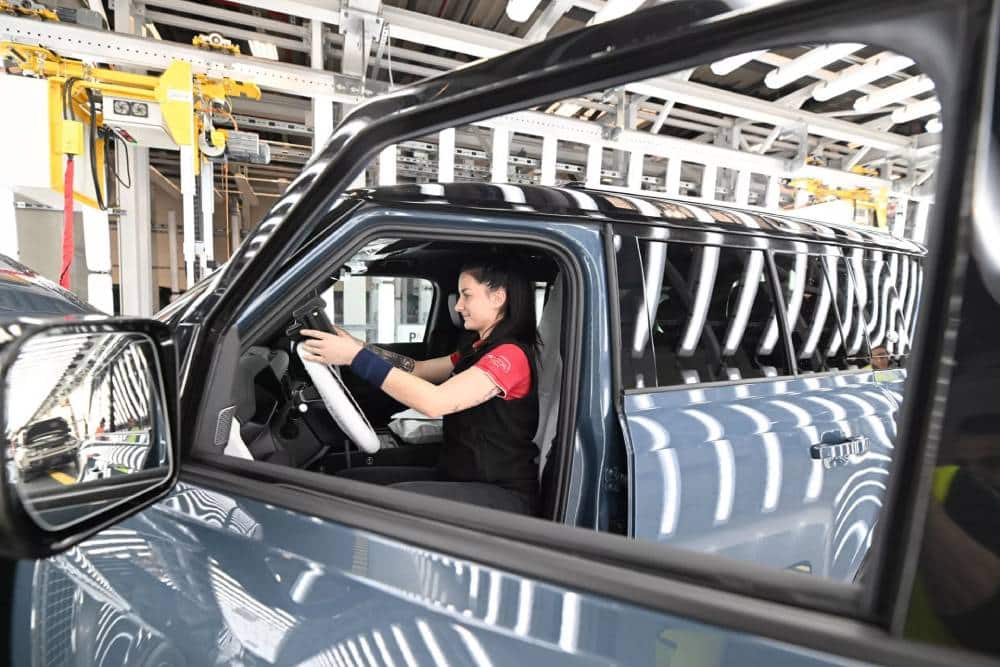 https://autogreeknews.gr/wp-content/uploads/2026/03/JLR-Nitra-plant-Slovakia-00006-2048x1366-1.jpg