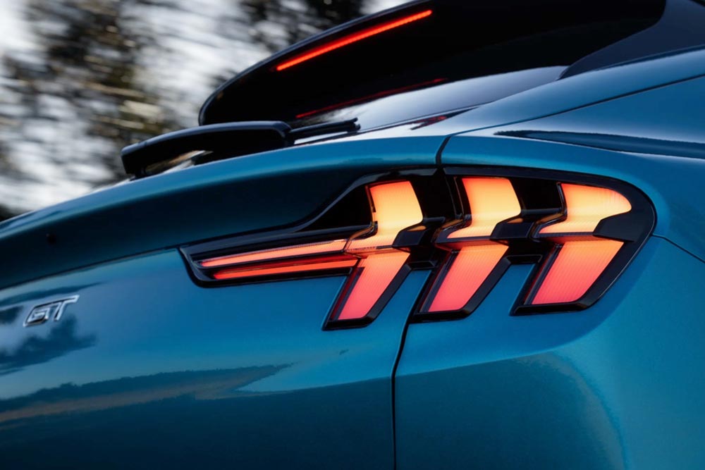 https://autogreeknews.gr/wp-content/uploads/2026/03/MUSTANG_MACH_E_GT_ADRIATIC_BLUE_GREEN_3.jpg