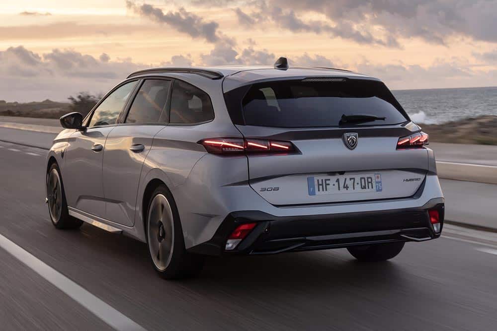 https://autogreeknews.gr/wp-content/uploads/2026/03/PEUGEOT308SWGTHYBRIDArtenseSilber.jpg