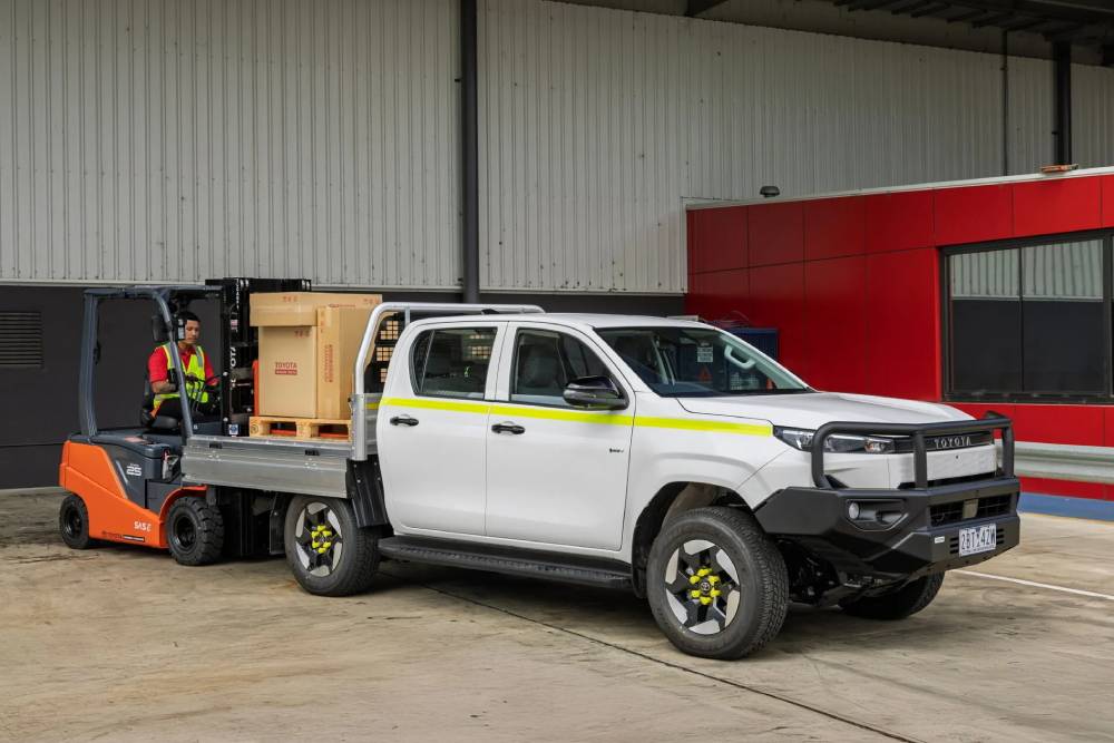 https://autogreeknews.gr/wp-content/uploads/2026/03/Toyota-Hilux-BEV-Australia-2-2048x1366-1.jpg