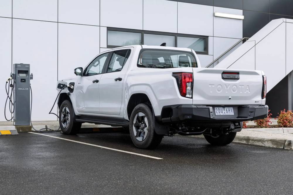 https://autogreeknews.gr/wp-content/uploads/2026/03/Toyota-Hilux-BEV-Australia-3-2048x1366-1.jpg