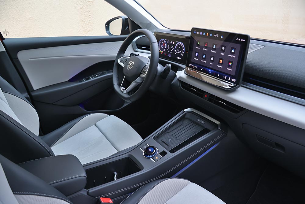 https://autogreeknews.gr/wp-content/uploads/2026/03/VW-T-Roc-2026-interior-24.jpg