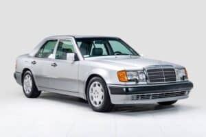 Λαμπερή Mercedes 500E έσπασε όλα τα κοντέρ σε δημοπρασία