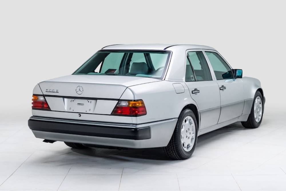 https://autogreeknews.gr/wp-content/uploads/2026/03/jerry-seinfeld-s-former-mercedes-benz-500e-10.jpg