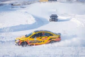 Το πιο καθαρόαιμo Lada ζωγραφίζει στο χιόνι (+video)