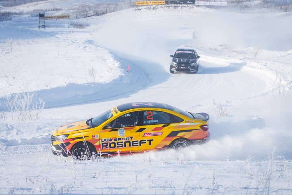 Το πιο καθαρόαιμo Lada ζωγραφίζει στο χιόνι (+video)