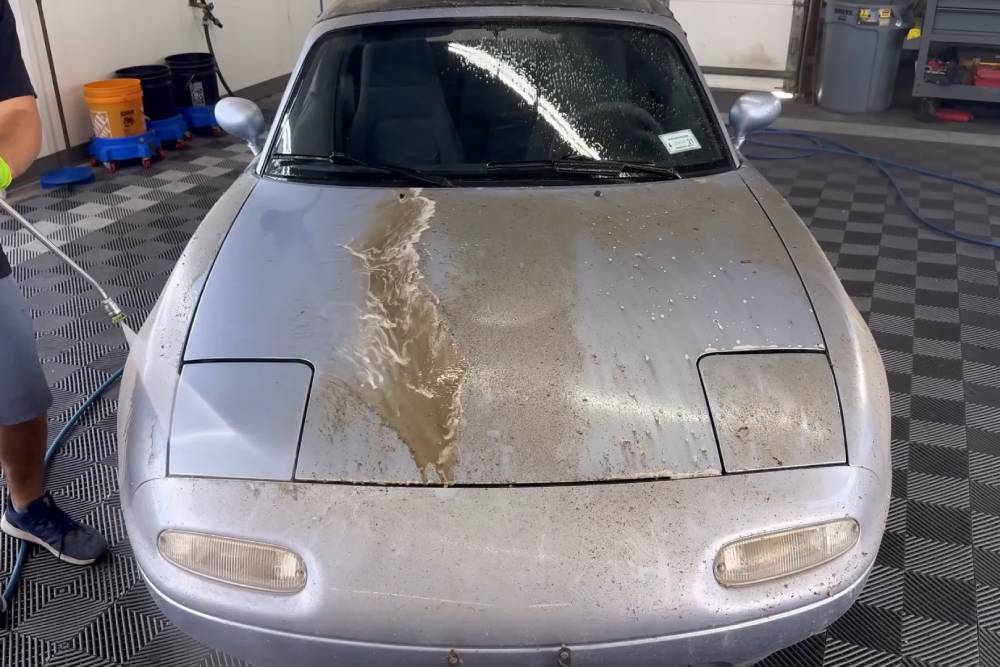 Mazda MX-5 άλλαξε χρώμα μετά από πλύσιμο (+video)