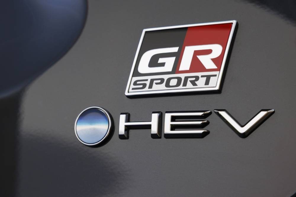 https://autogreeknews.gr/wp-content/uploads/2026/04/1920_2026_yariscross_stormgrey_exterior_01-1.jpg