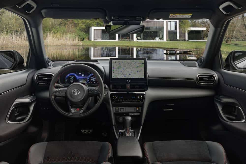 https://autogreeknews.gr/wp-content/uploads/2026/04/1920_2026_yariscross_stormgrey_interior_01-1.jpg