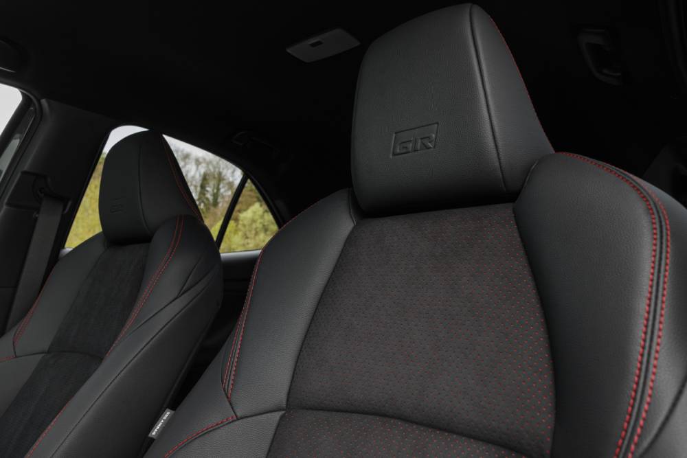 https://autogreeknews.gr/wp-content/uploads/2026/04/1920_2026_yariscross_stormgrey_interior_03-1.jpg