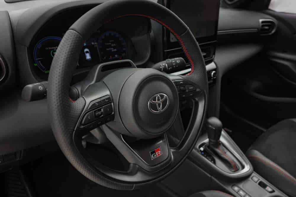 https://autogreeknews.gr/wp-content/uploads/2026/04/1920_2026_yariscross_stormgrey_interior_04-1.jpg