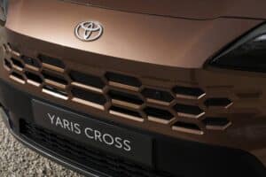 1920_yariscross_highgrade_preciousbronze_exterior-01 (1)