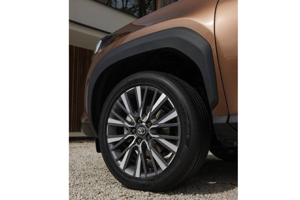 https://autogreeknews.gr/wp-content/uploads/2026/04/1920_yariscross_highgrade_preciousbronze_exterior-03-1.jpg