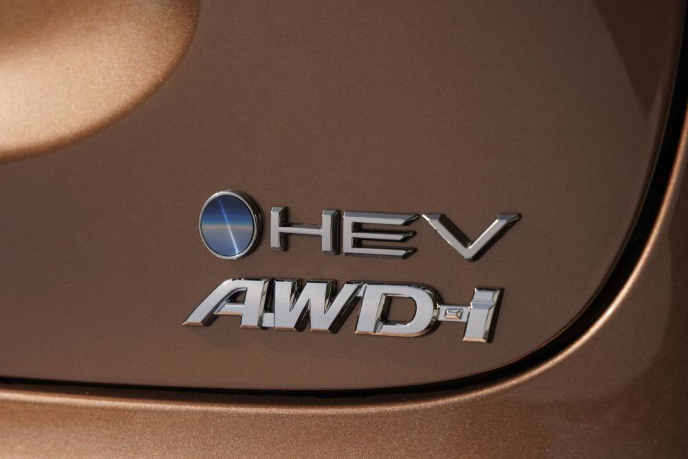 https://autogreeknews.gr/wp-content/uploads/2026/04/1920_yariscross_highgrade_preciousbronze_exterior-07-1.jpg