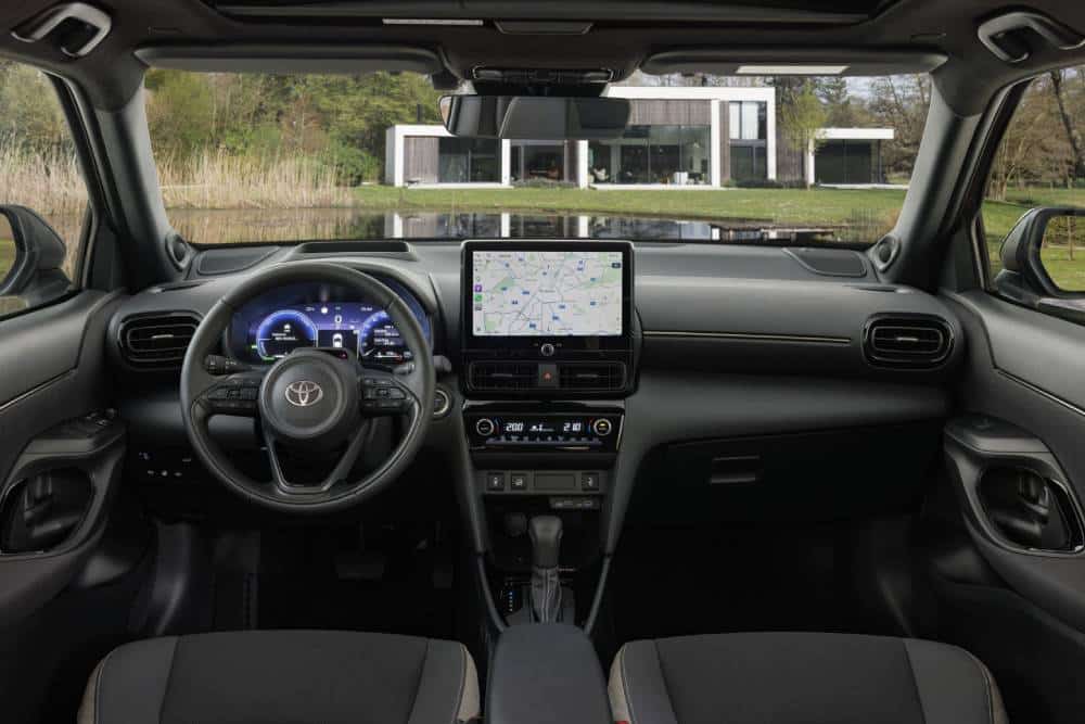 https://autogreeknews.gr/wp-content/uploads/2026/04/1920_yariscross_highgrade_preciousbronze_interior-01-1.jpg