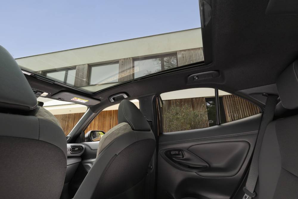 https://autogreeknews.gr/wp-content/uploads/2026/04/1920_yariscross_highgrade_preciousbronze_interior-09-1.jpg