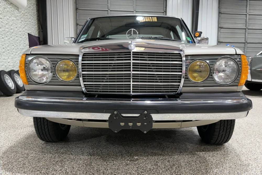 https://autogreeknews.gr/wp-content/uploads/2026/04/1985-Mercedes-300D-Auction-10.jpg