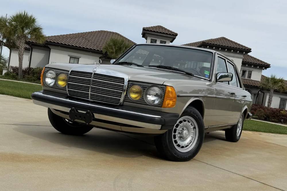 «Παιδούλα» Mercedes W123 300D Turbo με 29.000 χλμ.