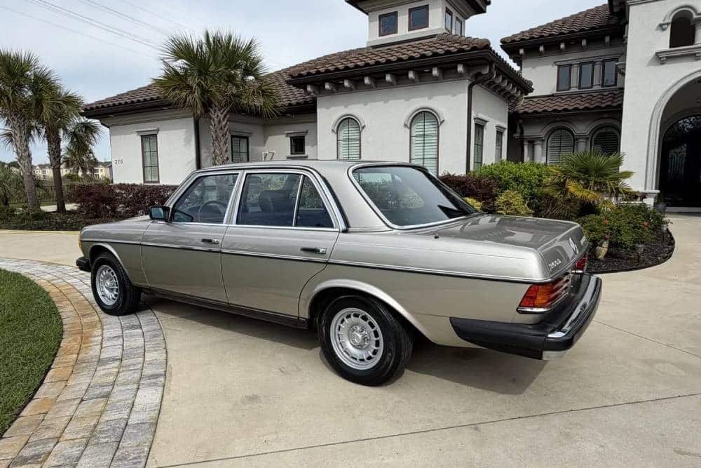 https://autogreeknews.gr/wp-content/uploads/2026/04/1985-Mercedes-300D-Auction-15.jpg