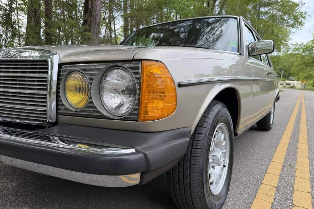 https://autogreeknews.gr/wp-content/uploads/2026/04/1985-Mercedes-300D-Auction-16.jpg