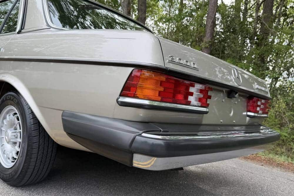 https://autogreeknews.gr/wp-content/uploads/2026/04/1985-Mercedes-300D-Auction-17.jpg