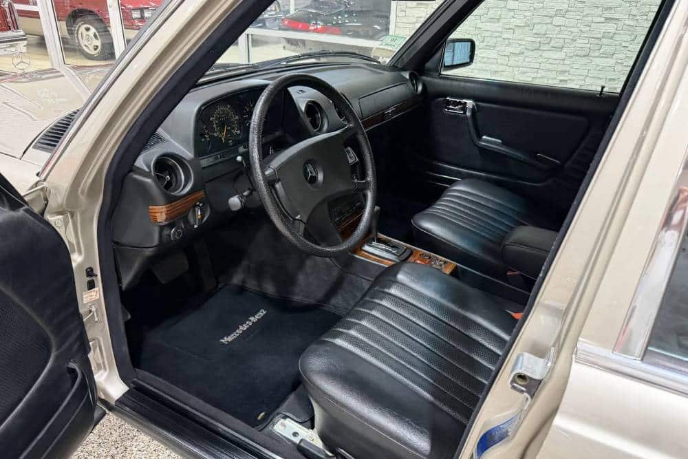https://autogreeknews.gr/wp-content/uploads/2026/04/1985-Mercedes-300D-Auction-19.jpg