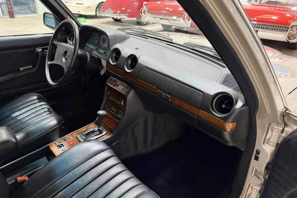https://autogreeknews.gr/wp-content/uploads/2026/04/1985-Mercedes-300D-Auction-21.jpg