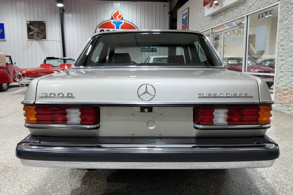 https://autogreeknews.gr/wp-content/uploads/2026/04/1985-Mercedes-300D-Auction-5.jpg