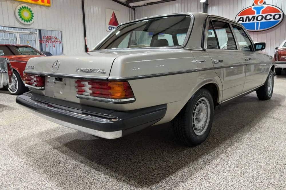 https://autogreeknews.gr/wp-content/uploads/2026/04/1985-Mercedes-300D-Auction-6.jpg