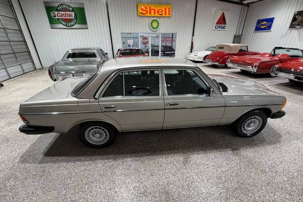https://autogreeknews.gr/wp-content/uploads/2026/04/1985-Mercedes-300D-Auction-7.jpg