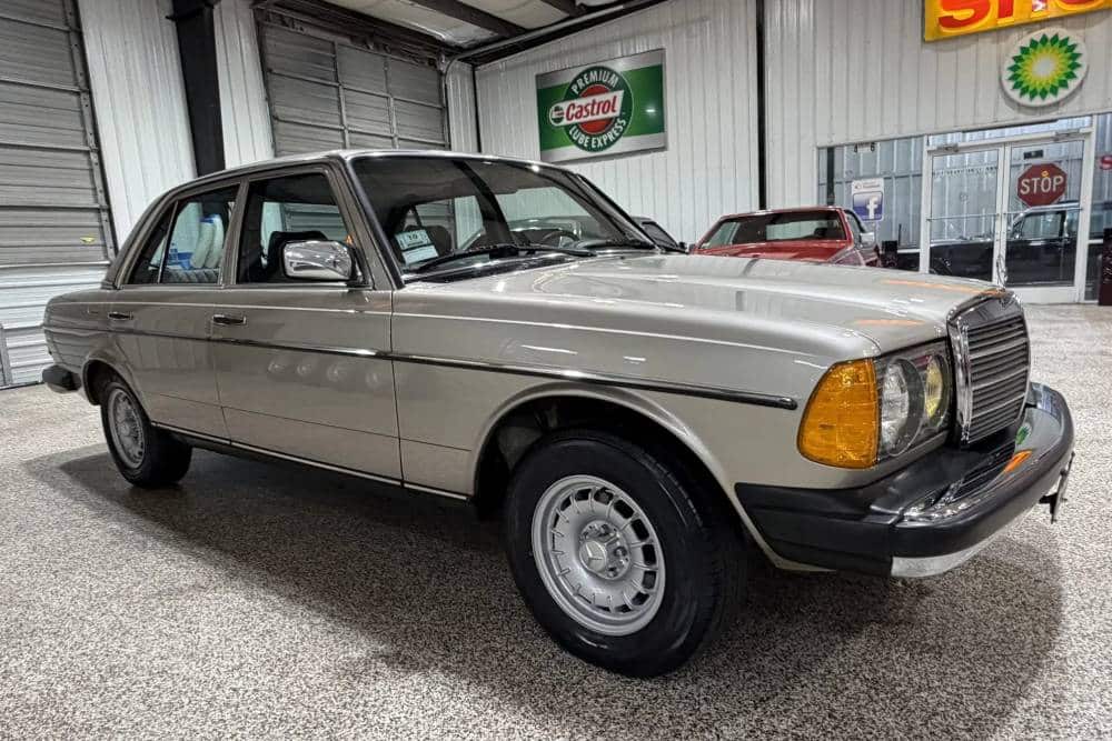 https://autogreeknews.gr/wp-content/uploads/2026/04/1985-Mercedes-300D-Auction-9.jpg