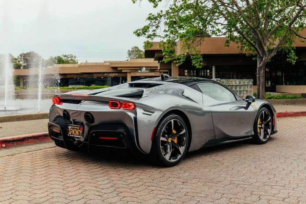 https://autogreeknews.gr/wp-content/uploads/2026/04/2022-ferrari-sf90-stradale-12.jpg