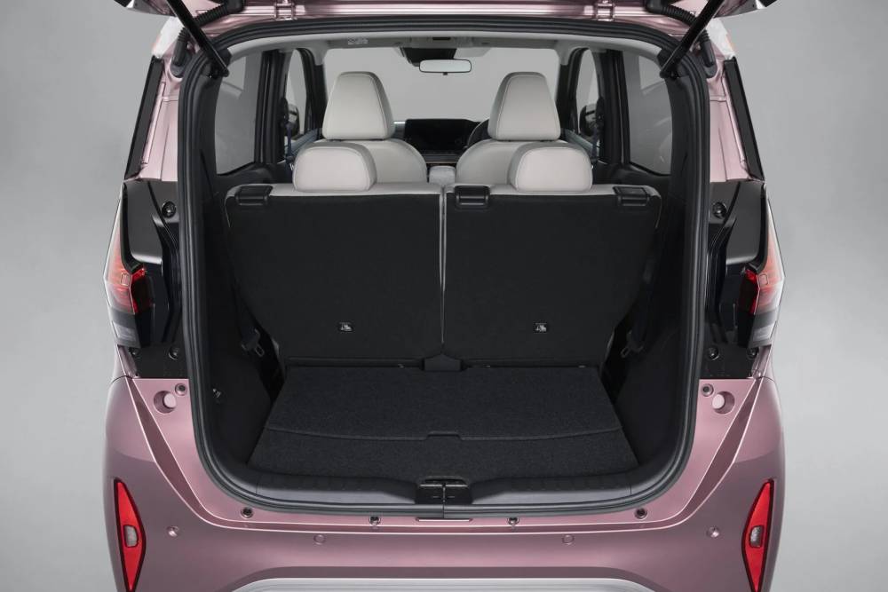 https://autogreeknews.gr/wp-content/uploads/2026/04/2026-Nissan-Sakura-EV-35-2048x1366-1.jpg