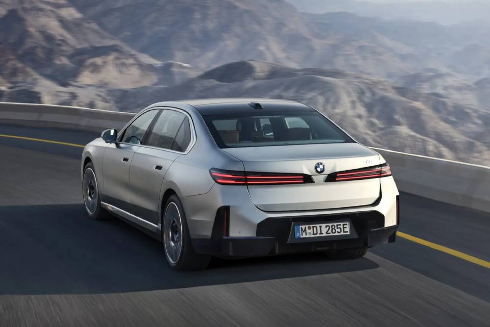 https://autogreeknews.gr/wp-content/uploads/2026/04/2027-BMW-7-Series-FL-0015_resize-2048x1365-1.jpg